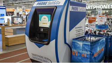 A start-up company from Israel has developed a machine with which they want to spread a new way of trading mobile phones. The "Cellomat" works like an ordinary vending machine, but instead of a coin, a smartphone is inserted.